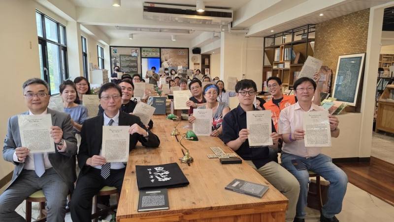 台灣教會公報114年達創刊140年，社方和高雄市打狗台語文促進協會12日簽約，規劃將1969年以前採用白話字發行的公報文獻納入「ChhoeTaigi台語辭典⁺」資料庫，共同豐富台語文使用環境。（讀者提供）