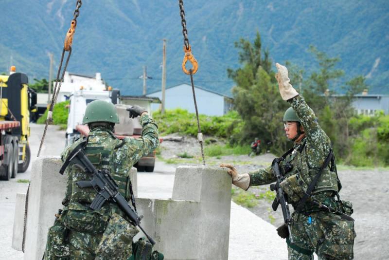 工兵連結合民間機具執行消波塊吊掛作業。（花防部提供）
