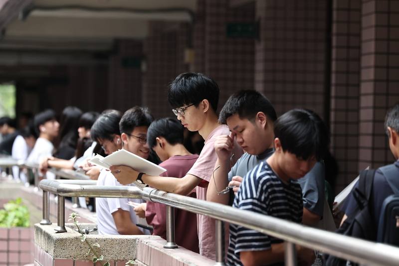 114學年度分科測驗12日舉行第2天考試，考歷史、地理、數學乙、公民與社會，考生一早就到台北市松山高中考場，在走廊進行考前重點複習，準備進入試場應試。