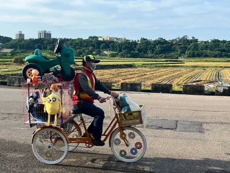 台中外埔清潔隊打造復古風三輪車，搭著回收簍及廣播喇叭，播放「有酒矸通賣無」的叫賣聲，進行資源回收宣導。（台中市政府提供）
