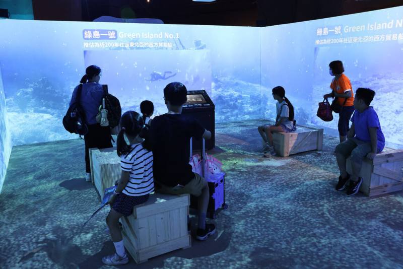 高雄的國立科學工藝博物館與文化部文化資產局攜手推「烽火船說-水下文化資產特展」，結合防空洞造景、AR探索解謎、多媒體沉浸劇場與實體文物，讓觀眾深入認識台灣海戰歷史。（科工館提供）