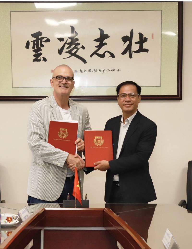 土龍木大學代表與越華國際學校校長安伯斯（左）合影留念