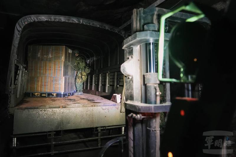 官兵操作叉動車運補糧秣。（軍聞社記者陳傳奇攝）