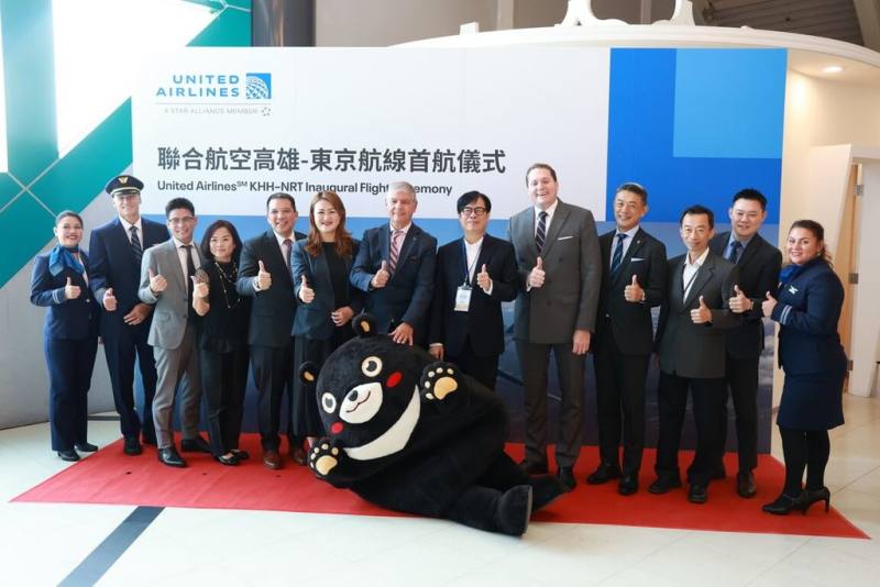 美國聯合航空「高雄－東京」航線首航儀式12日舉行，高雄市長陳其邁（右6）、美國聯合航空海外銷售董事總經理馬富斯（Marcel Fuchs）（中）、美國在台協會高雄分處長張子霖（Neil H. Gibson）（右5）等人出席。（高雄市政府提供）
