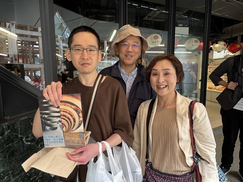 圖為來自廣島一家三口6月11日特地來參觀TECH WORLD館，其中兒子（左）手持1970年大阪首次、也是亞洲國家首次辦世博時中華民國館的宣傳品。