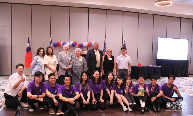 會長與貴賓和12位搭橋計劃的12位學生合影