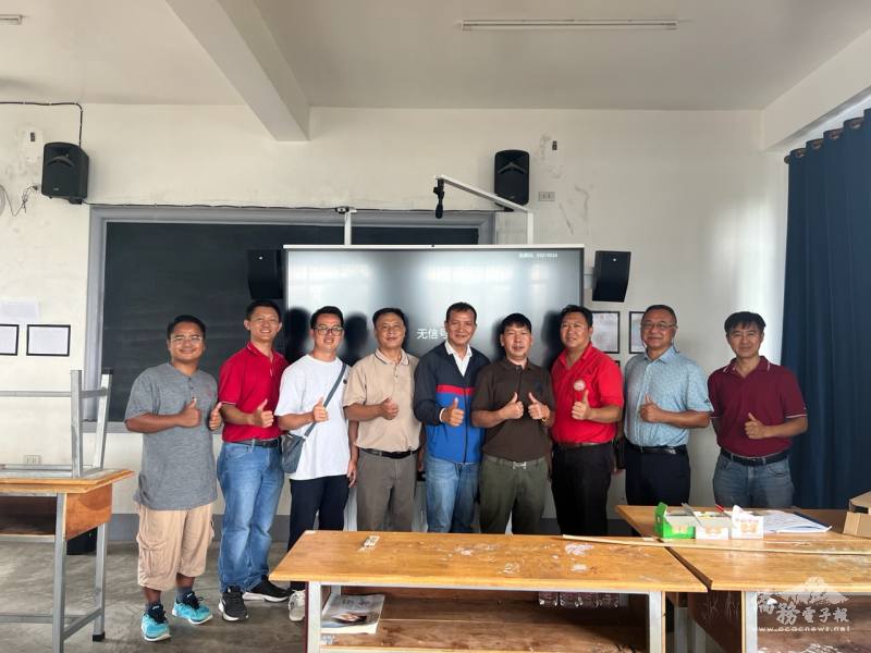 緬甸大其力大華佛經示範學校校董校長代表取領設備情景