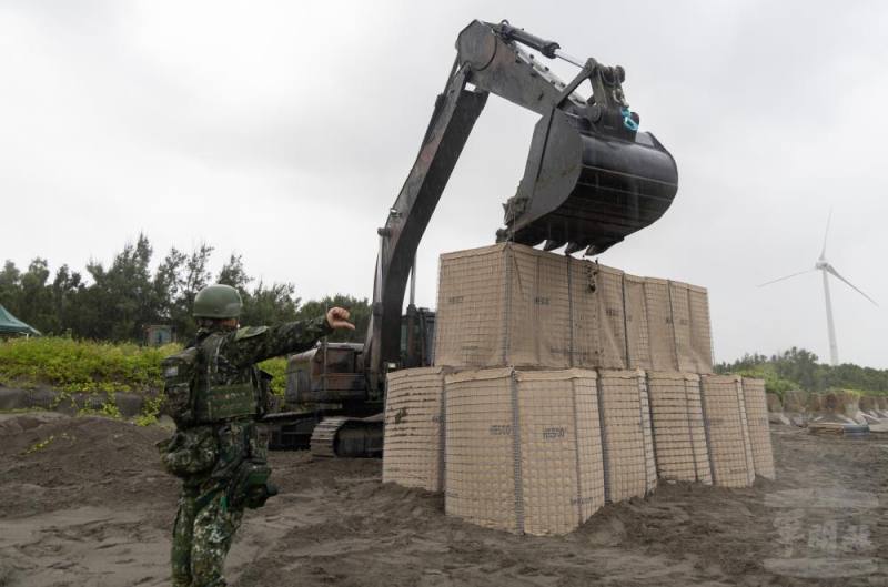 機動阻絕器材大幅減少官兵負荷。（軍聞社記者吳柏融攝）