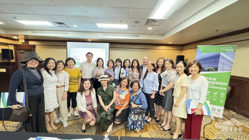 橙縣華人商會理事與主講人合影