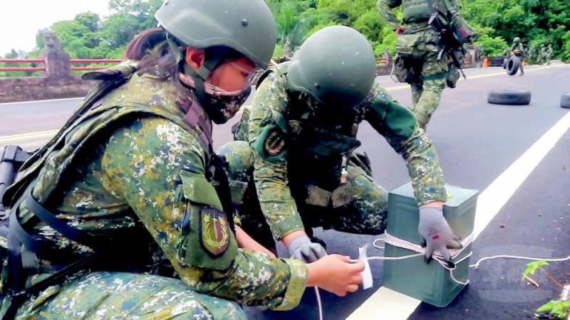 化學兵連執行野戰急造縱火兵器架設。（花防部提供）