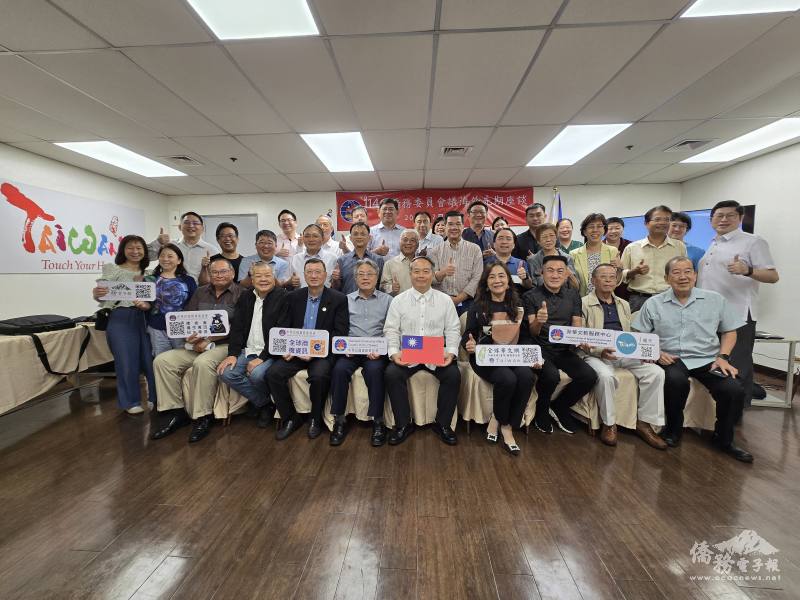 駐菲大使周民淦（中）等人與出席座談會的僑領及僑青合影