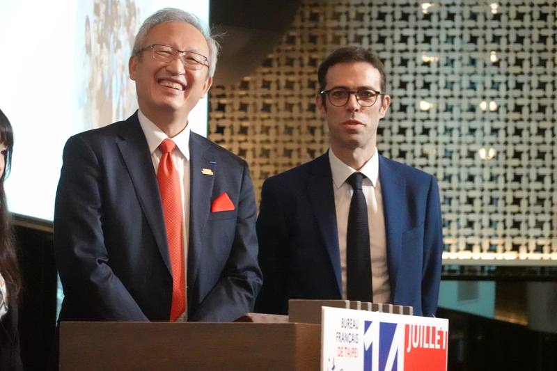 法國在台協會11日舉辦國慶酒會，由法國駐台代表、法國在台協會主任龍燁（Paris Frank，右）主持，外交部政務次長吳志中（左）出席並致詞。