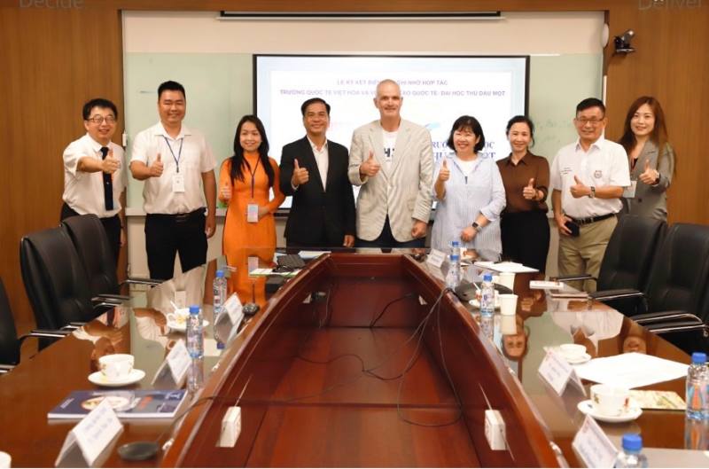 本次簽署儀式，雙方代表熱烈出席並共同見證歷史性時刻，為教育國際化與在地深耕奠定堅實基礎，開創嶄新契機。