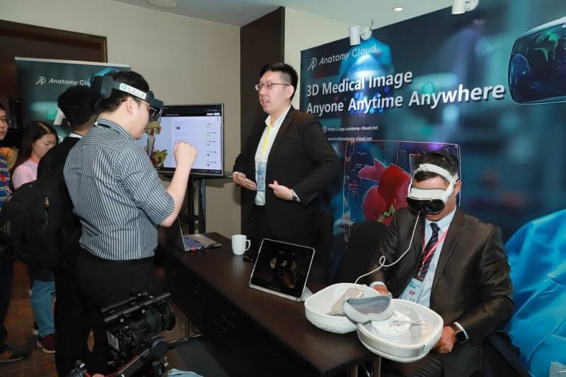 配合新南向政策「以醫帶商」策略構想，台北榮總12日邀請多家台灣醫療業者出席在越南胡志明市舉辦的國際癌症研討會，台灣業者在會場上展示人工智慧在醫療管理中的應用。（台北榮總提供）