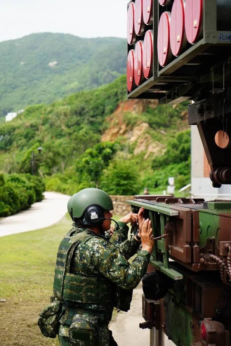 陸軍馬祖防衛指揮部配合「漢光41號演習」進程，13日運用「雷霆2000多管火箭」實施射擊操演，模擬敵艦進入特定海域航道時，依令實施遠距離飛彈打擊。（馬祖防衛指揮部提供）