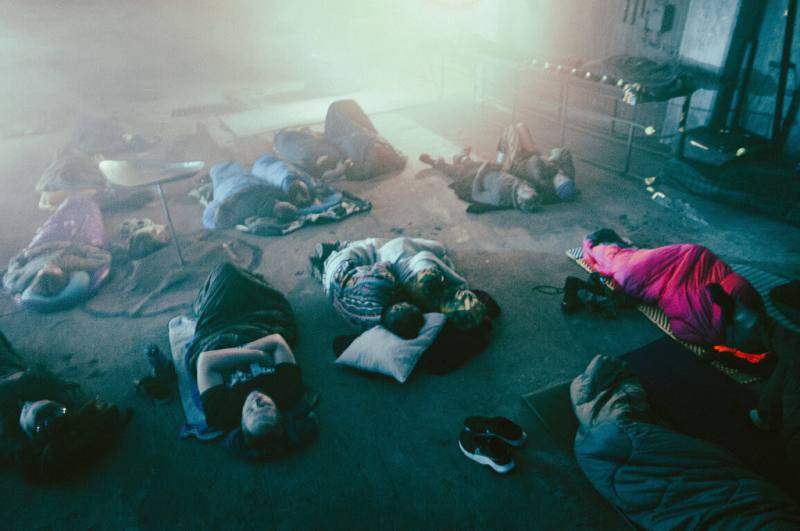 台灣藝術家林彥君受邀參與瑞典諾堡音樂節（Norbergfestivak），在長達6小時的通霄演出中，觀眾臥躺著隨著聲響進入寤寐之間。（諾堡音樂節提供）