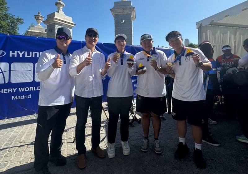 在西班牙舉行的射箭世界盃馬德里站，由射箭好手黃逸柔（前右2）領軍，搭配陳怡瑄（右1）、邱鈺兒（中）組成的台灣複合弓女子團體，12日在金牌戰以227比225逆轉印度隊，勇奪金牌。（教練廖健男提供）