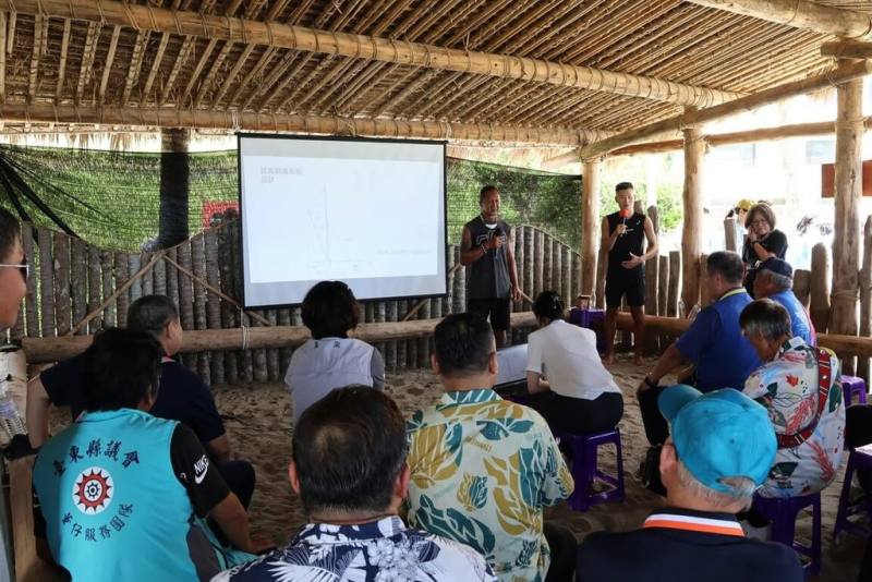 關島的查莫洛航海復振組織Ulitao與台東原住民部落大學開辦跨島嶼南島船造船培訓課程，攜手打造跨島嶼南島船，預計10月舉行下水儀式與試航。Ulitao創辦人暨關島查莫洛族造船師隆納德公開跨島嶼南島船設計圖。（台東原住民部落大學提供）