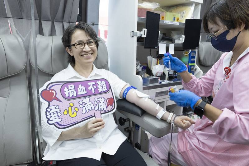 蕭美琴副總統13日上午前往嘉義出席「地藏庵菩提樓捐助丹娜絲颱風救災款暨114年第一期社教研習班成果展」，並親自捲袖參與捐血活動