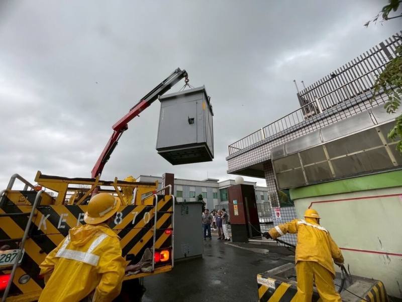圖為台電人員搶修畫面。（台電提供）