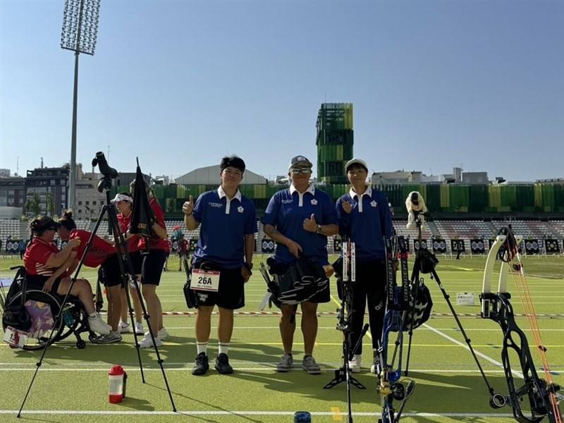 Taiwanese archers Chiu Yu-erh (right), Huang I-jou (second right) and Chen Yi-hsuan (third right) at Madrid. Photo courtesy of the Chinese Taipei Archery Association