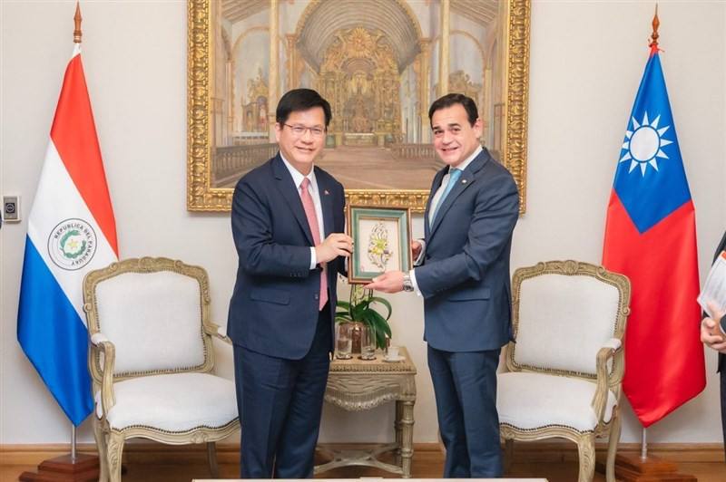 Foreign Minister Lin Chia-lung (left) meets with his Paraguayan counterpart, Rubén Ramírez, in Paraguay on Friday (local time). Photo courtesy of Taiwan's Ministry of Foreign Affairs