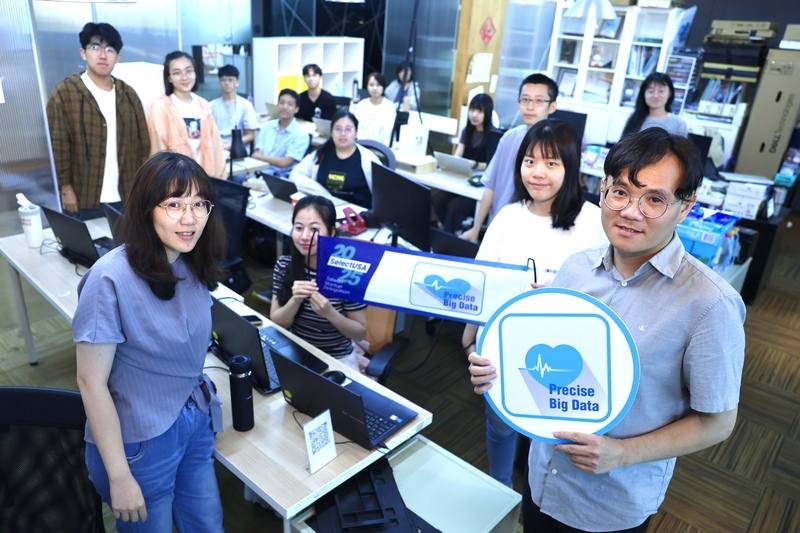 「一張心電圖診斷報告，通常要等上40至50分鐘，但透過AI技術導入，只要4分鐘就能出來」，創立僅3年的精準智能生技，靠著AI分析心電圖產品打入美國市場，如今擴大布局台灣。前右為精準智能執行長Curry Huang，前左為營運長林麗郁