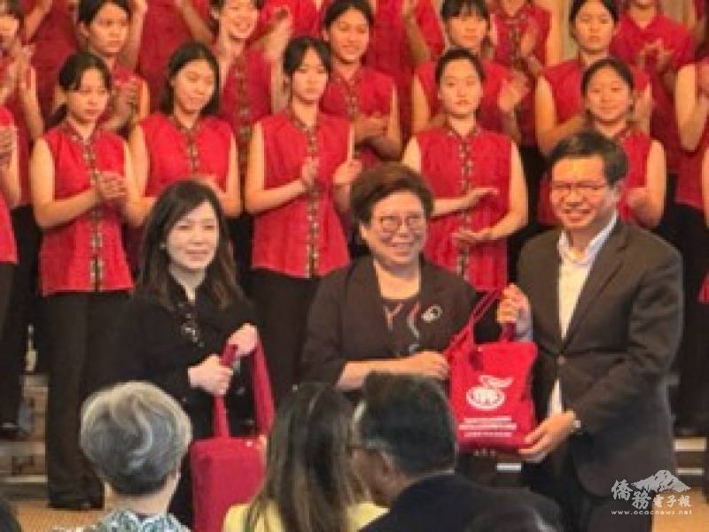 西雅圖文教中心主任王偉讚與台北愛樂少年及兒童合唱團團長劉葳莉、大西雅圖台灣婦女會委員蘇佳音交換紀念品
