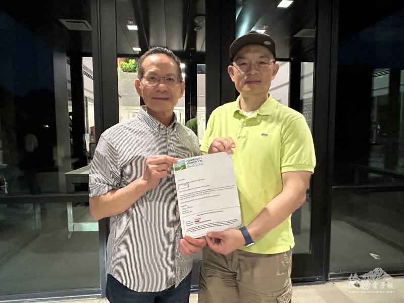 「洪水無情，愛不止息 。」達拉斯僑務委員蔡靜燦(左)、同鄉會顏俊羽會長(右)呼籲全美台灣同鄉伸出援手、協助德州賑災