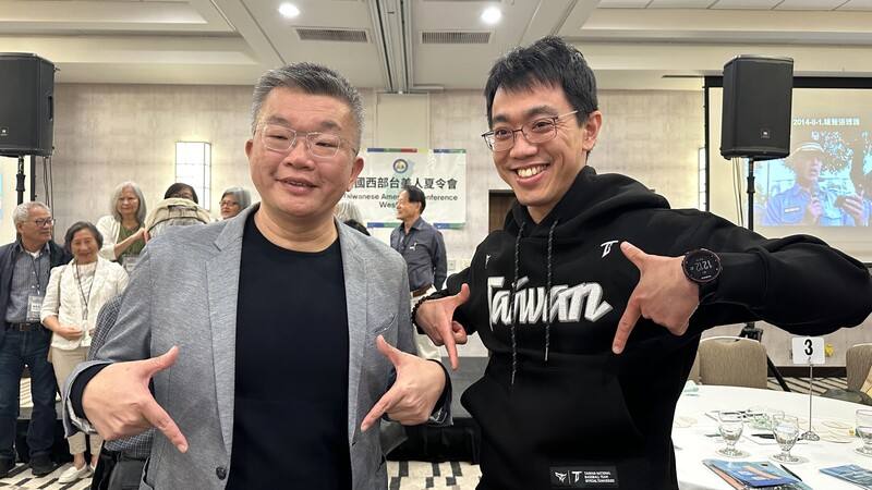 中華職棒會長蔡其昌（左）12日受邀在美西台美人夏令會演講，與年輕台僑合影