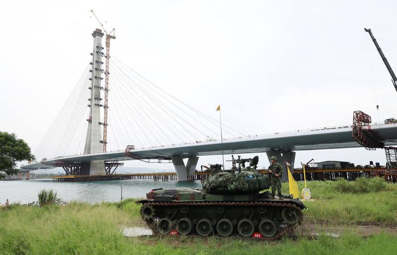 「漢光41號」演習實兵操演12日進入第4天，陸軍關渡地區指揮部CM11戰車12日進駐淡江大橋旁灘岸