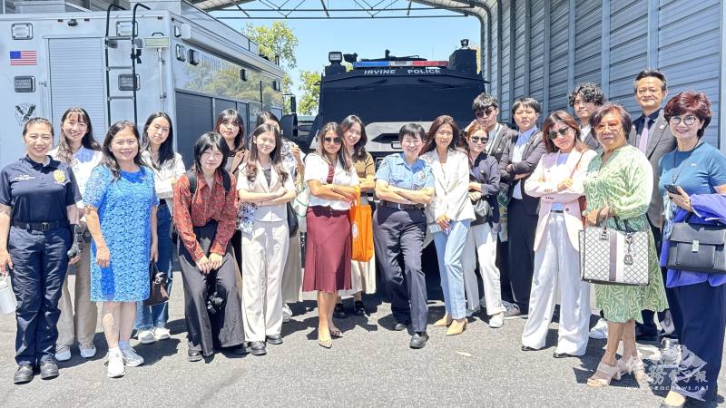 訪團參觀爾灣市警局的裝甲車設備