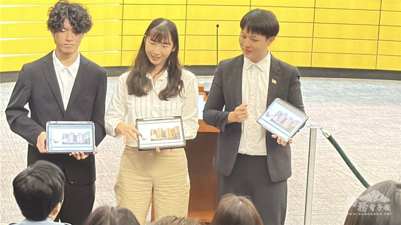 訪團學生鄭澄揚（左起）、宋雨珊、及苖子陽以實例介紹臺灣青年的日常生活