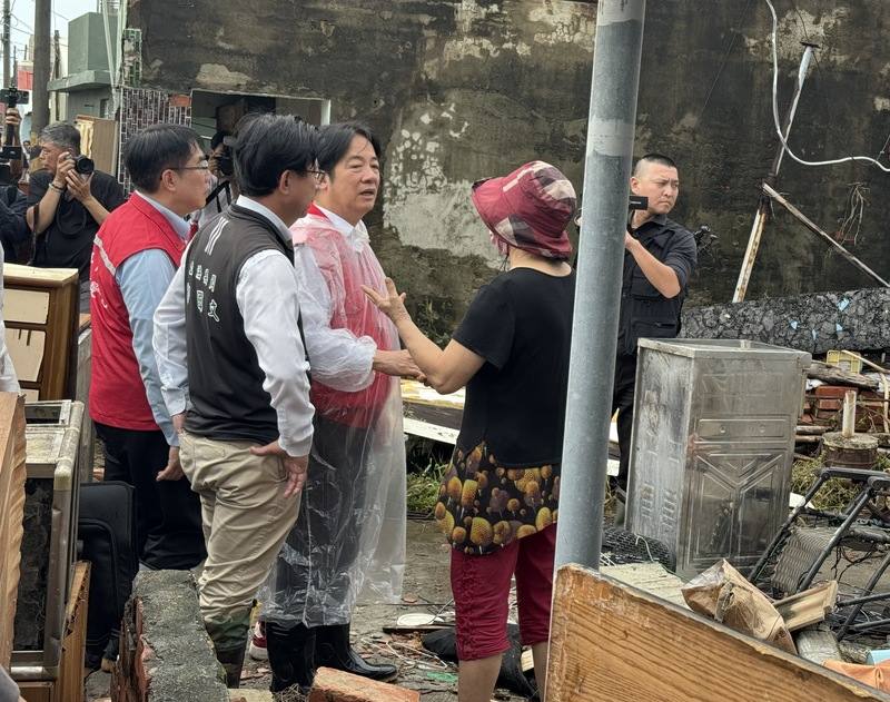 圖為總統賴清德11日前往台南市七股區視察災損。（中央社檔案照片）