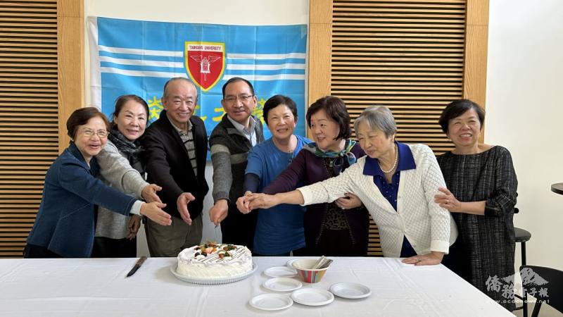 校友為壽星一起慶生