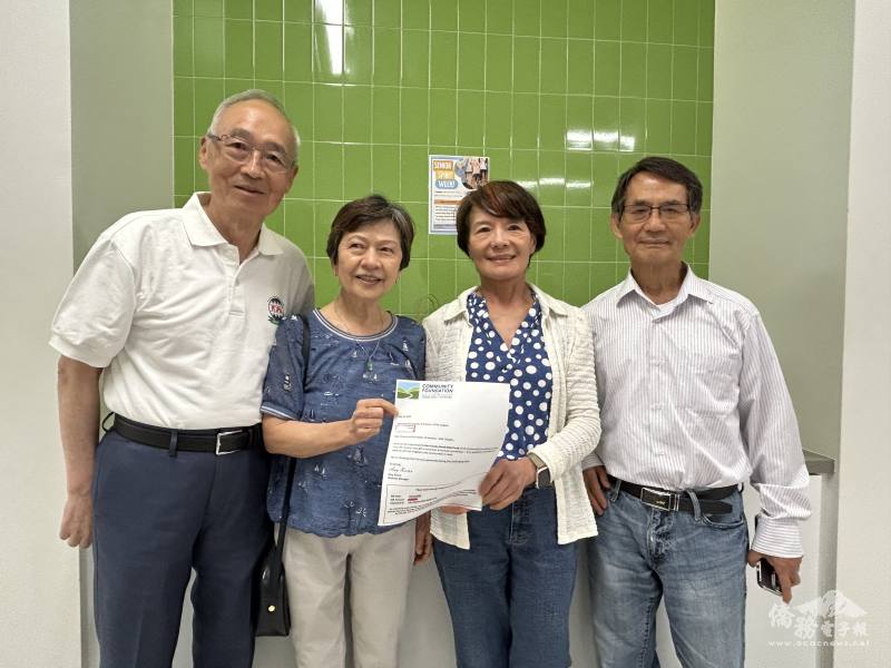 達拉斯台美人發揮團結與關愛的力量，詹正治(左一)、唐翠穗(左二)、葉寶桂(右二)、蔡靜輝(右一)響應捐款
