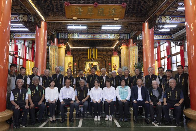 副總統和出席人員合影