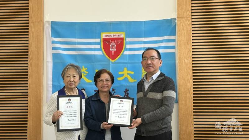 聖保羅文教中心主任尤正才頒發感謝狀予滿任會長林嬋珠、賀函予新任會長周慧卿