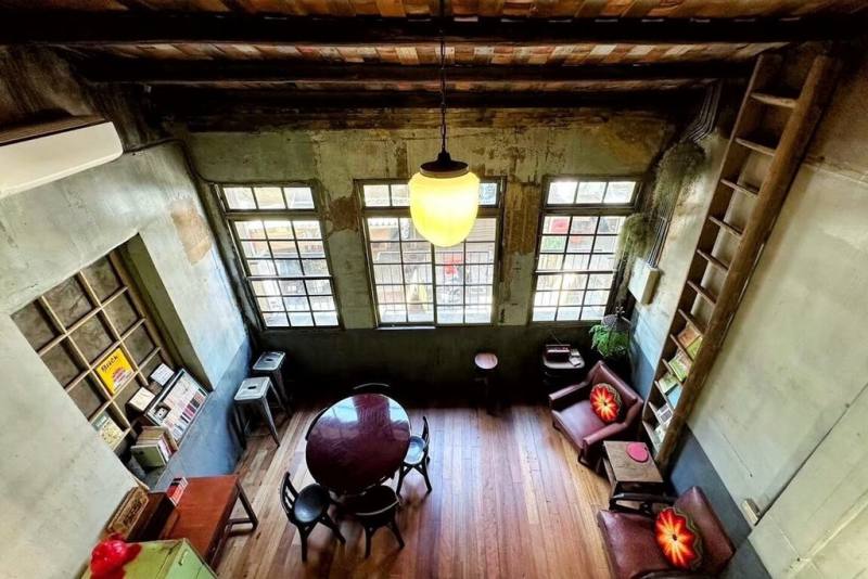 桃園市「老屋再生活化補助計畫」開跑，屋齡達40年以上非住宅使用合法建物申請老屋改造、活化，每案最高補助可達新台幣142萬元。圖為改造活化後的老屋。（桃園市政府住宅發展處提供）