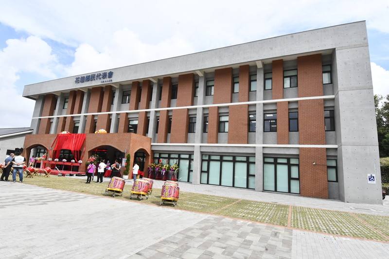 彰化花壇鄉公所、藝文館暨代表會辦公廳舍13日落成啟用，新完工的鄉公所等廳舍原址是廢棄老舊營區，改建成為有藝術場域、大型展示空間的花壇新地標