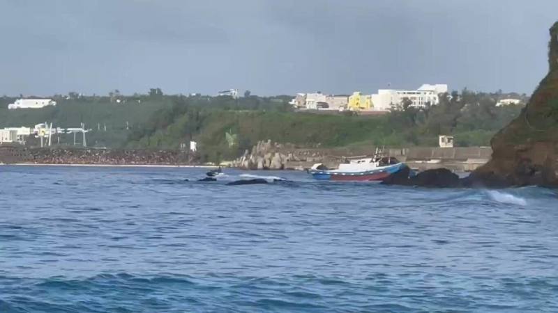 屏東南灣海域11日晚間有漁船因海象不佳遭浪拍打斷錨導致擱淺，13日上午已完成拖救。墾丁國家公園管理處表示，船舶有些微油料外洩，屬輕柴油暫無環境污染疑慮，持續監控中。（海巡署第八巡防區提供）