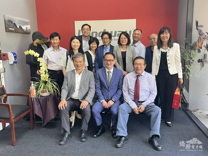僑務委員會副委員長阮昭雄(前排中)與Landway董事長陳陽明(前排右)及參訪團隊合影