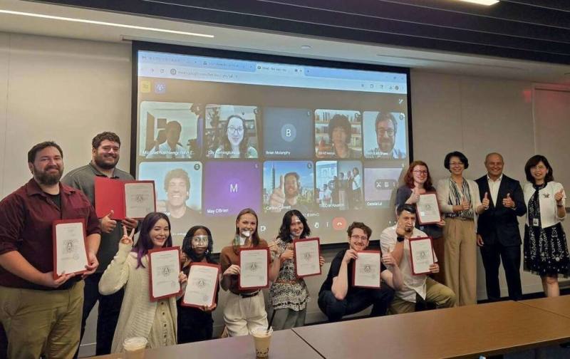 駐休士頓台北經濟文化辦事處7月上旬舉辦教育部台灣獎學金及華語文獎學金受獎生行前說明會及頒獎典禮，辦事處處長蕭伊芳（右3）及美南各州的受獎生等人出席。（駐休士頓辦事處提供）