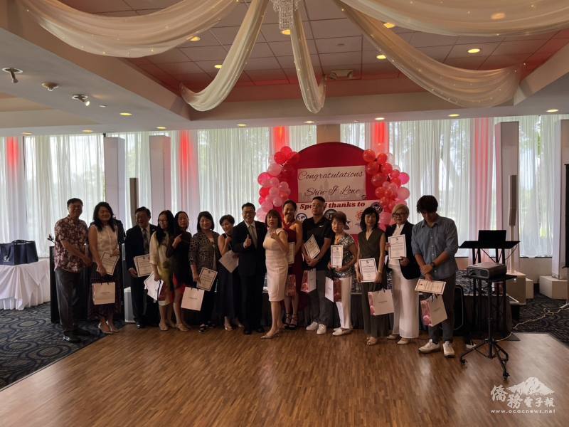 王怡婷致贈感謝狀及禮品予工作團隊感謝過去2年的支持及協助