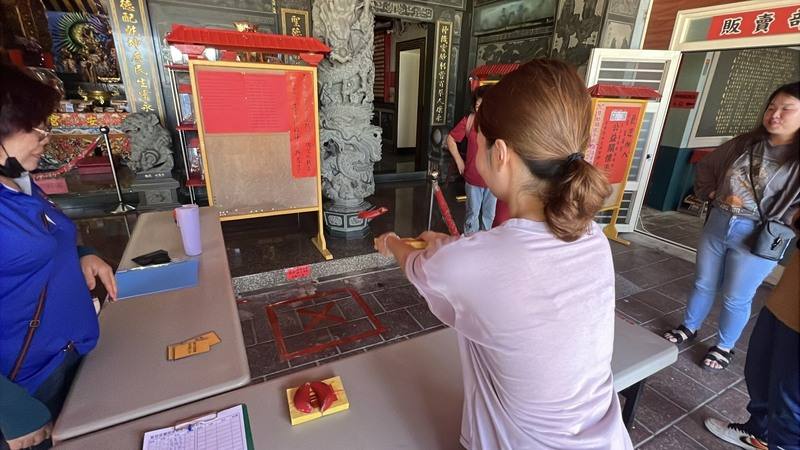 旅外企業界提供獎金給台東縣鹿野鄉永安村聖安宮舉辦擲筊挑戰，最高獎金100萬元，希望透過活動吸引更多人走進永安村，感受當地文化、風景