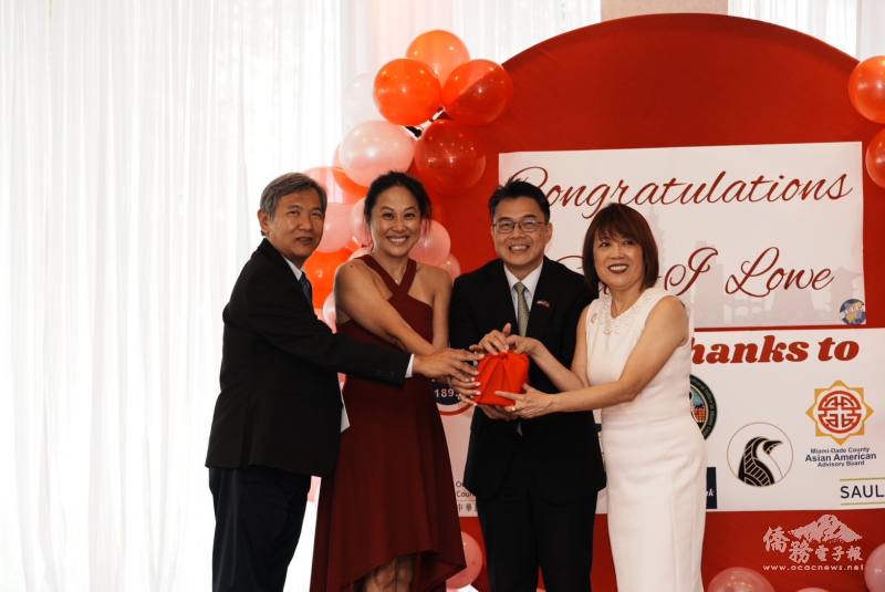 在周啟宇(右2)及黃士聰(左1)監交下，滿任會長王怡婷(右1)將印信交棒予新任會長蕭心怡(左2)