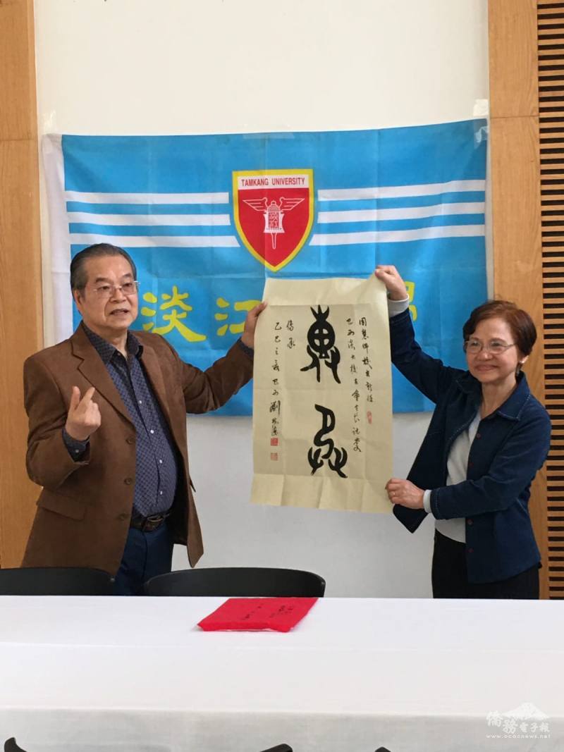 創會會長書法家劉樹德贈送墨寶傳承予周慧卿