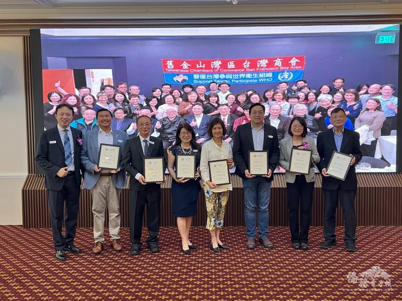 滿任會長周威宇(左)頒發感謝狀給該團隊