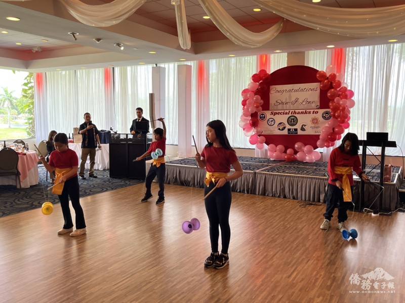珊瑚泉中文學校小朋友扯鈴表演獲熱烈掌聲