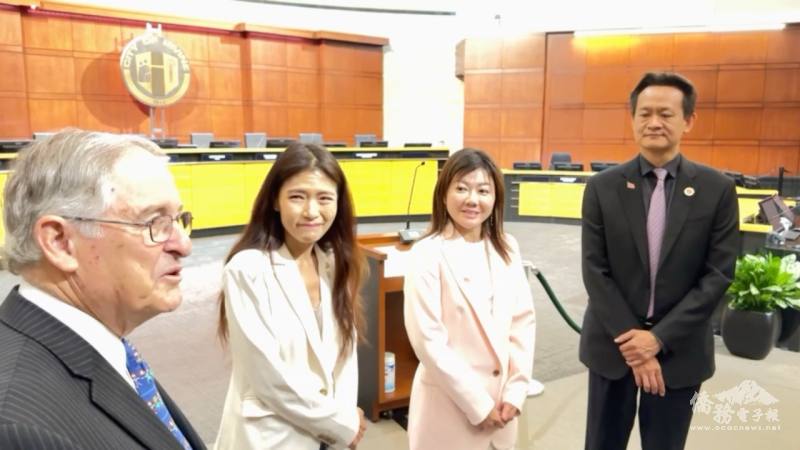 爾灣市長Larry Agran（左起）、市議員劉令淳代表市府歡迎橙縣文教中心主任蕭蓓如、柑縣臺美商會會長葉旭旻及訪團